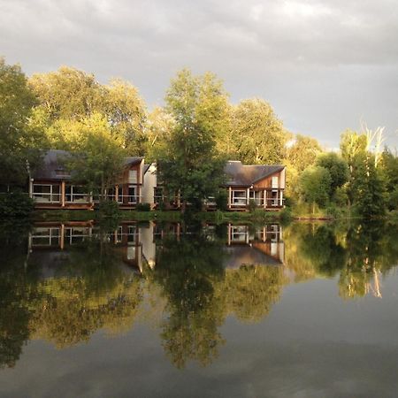 Hotel L'Ile Du Saussay Itteville Buitenkant foto